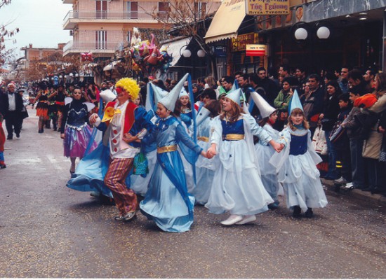 Με παραδοσιακό γλέντι και τη μεγάλη Αποκριάτικη παρέλαση κορυφώνονται οι εκδηλώσεις στο Καρναβάλι Σοφάδων