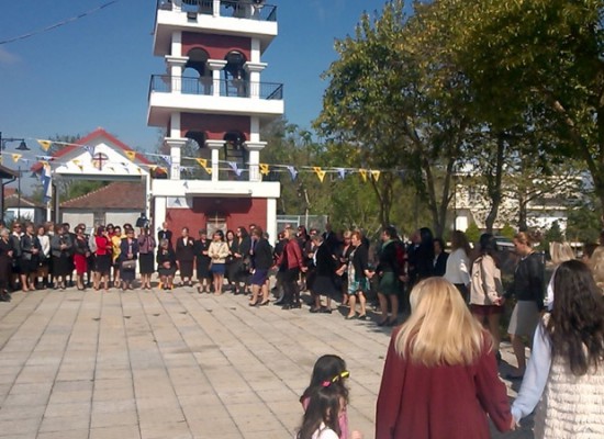 Τραγούδησαν και χόρεψαν στο Σεργιάνι οι γυναίκες του Μορφωτικού Συλλόγου Σοφάδων