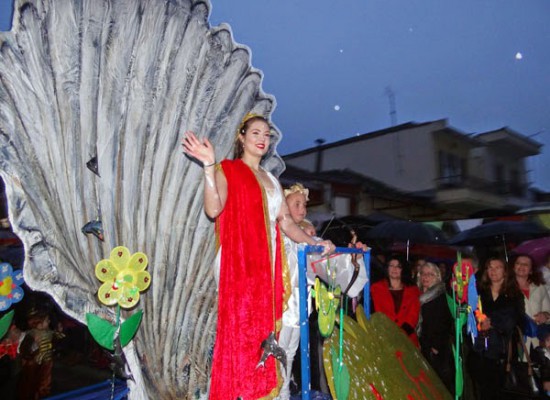 Κορυφώνεται το Σοφαδίτικο Καρναβάλι με το Γλέντι του Σαββάτου και την μεγάλη Αποκριάτικη Παρέλαση