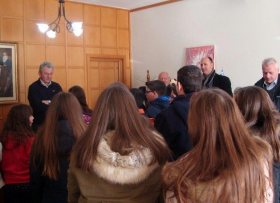 Μαθητές του 1ου Δημ. Σχολείου Σοφάδων έψαλλαν τα κάλαντα στο Δημαρχείο