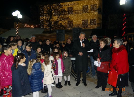 Σε εορταστική ατμόσφαιρα η πόλη των Σοφάδων άναψε το Χριστουγεννιάτικο δέντρο