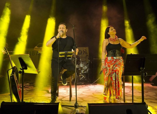 Εντυπωσίασε με τη φωνή του ο Κώστας Μακεδόνας στη συναυλία στο θέατρο Κτιμένης