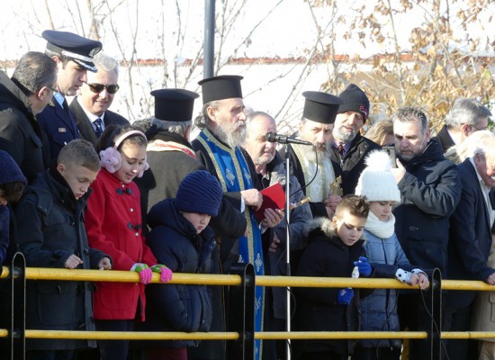 «Εν Ιορδάνη» στα παγωμένα νερά του Σοφαδίτη