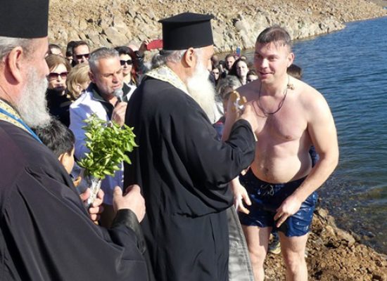 Με λαμπρότητα ο Αγιασμός των Υδάτων στους Σοφάδες, τη Λίμνη Σμοκόβου και τα Λουτρά Σμοκόβου