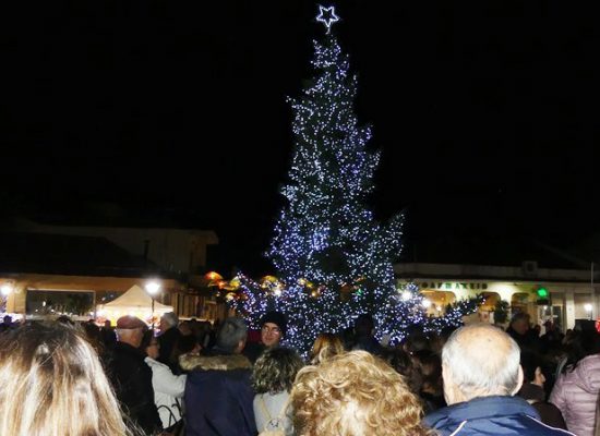 Φωταγωγήθηκε το Χριστουγεννιάτικο Δέντρο στους Σοφάδες