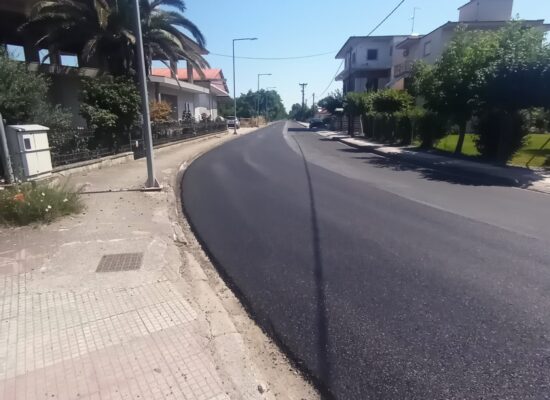 Ολοκληρώθηκε η ασφαλτόστρωση σε τμήματα των οδών Ανθέων και Κολοκοτρώνη στους Σοφάδες.